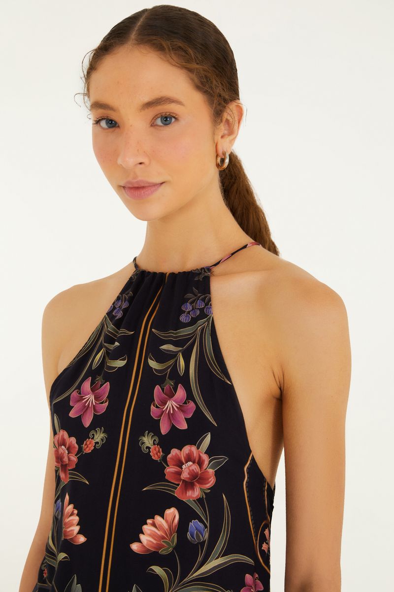 Detalle del cuello alto de la blusa floral Belle.