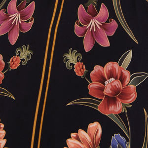 Acercamiento del estampado floral detallado de la blusa Belle.