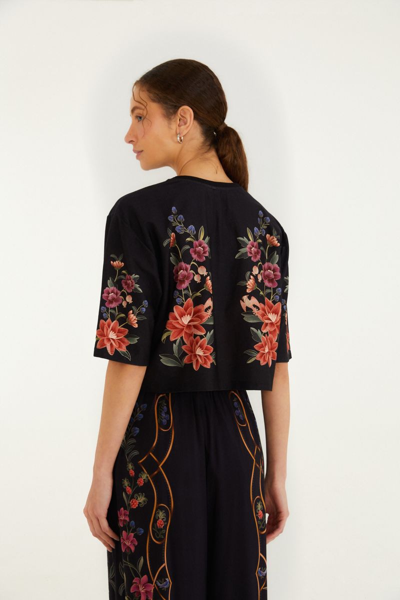 Vista trasera de la camiseta crop top floral, mostrando el diseño completo.
