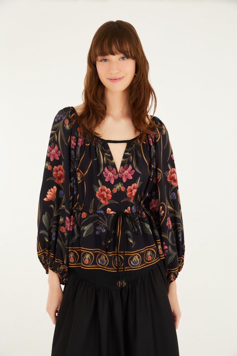Blusa floral con mangas abullonadas y detalles de amarre vista frontal.