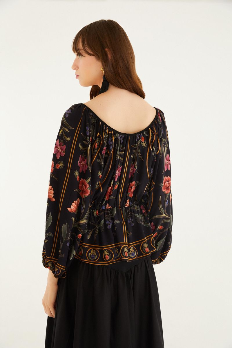 Blusa floral con detalles de estampado botánico vista trasera.