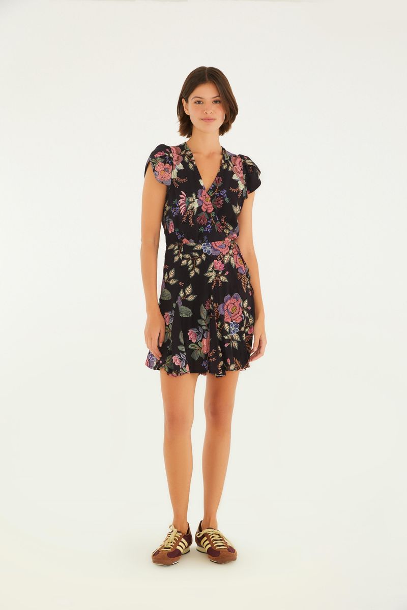 Vestido corto floral con escote en V y mangas cortas, visto de frente.