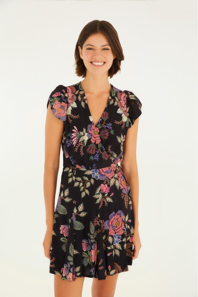 Vestido corto floral con escote en V y mangas cortas, visto de espaldas.