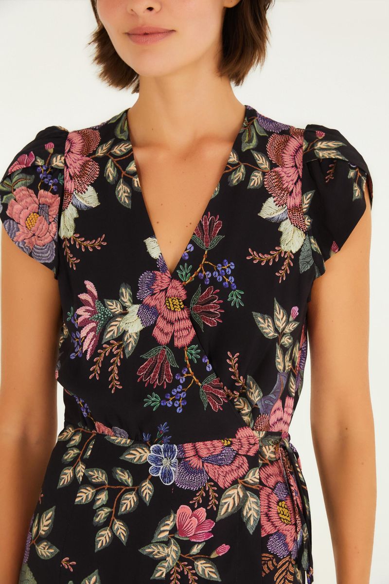 Detalle del escote en V del vestido corto floral.