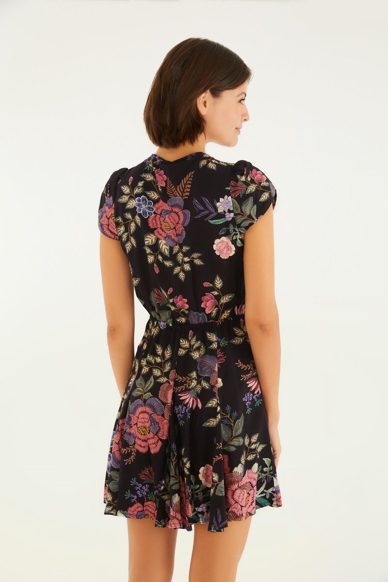 Vista lateral del vestido corto floral mostrando el ajuste en la cintura.