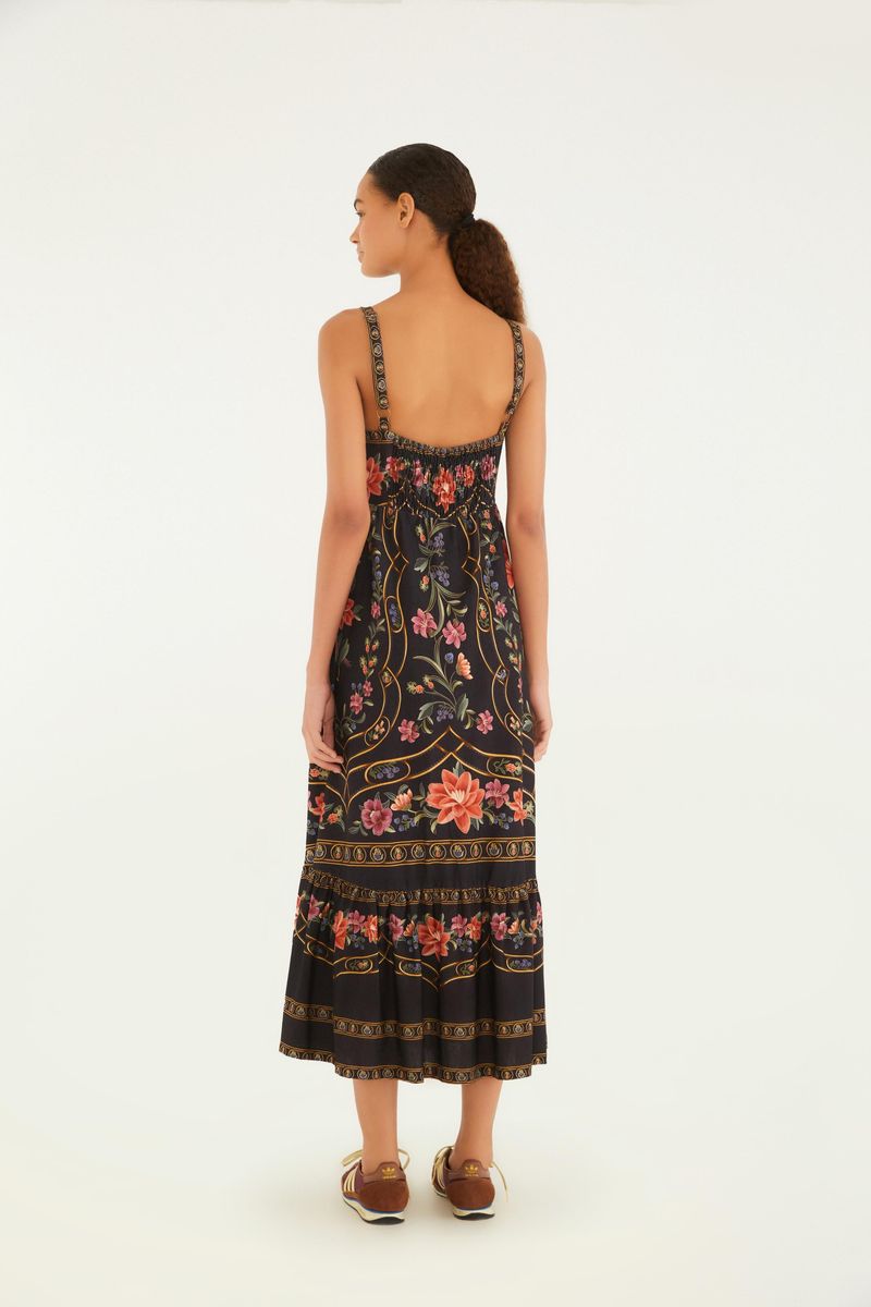 Vista lateral del vestido midi floral Belle, destacando la longitud y la fluidez del tejido.
