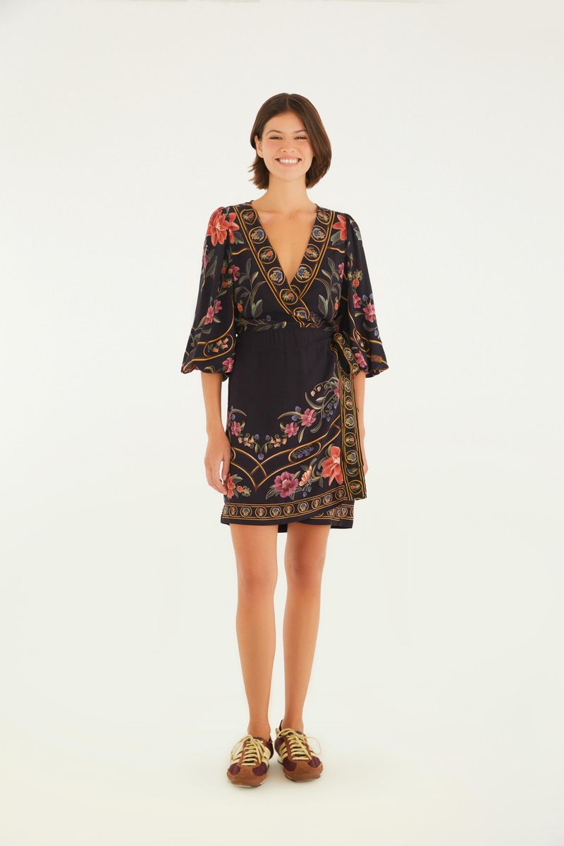 Vestido corto con estampado floral, escote en V y mangas abullonadas, visto de espaldas.