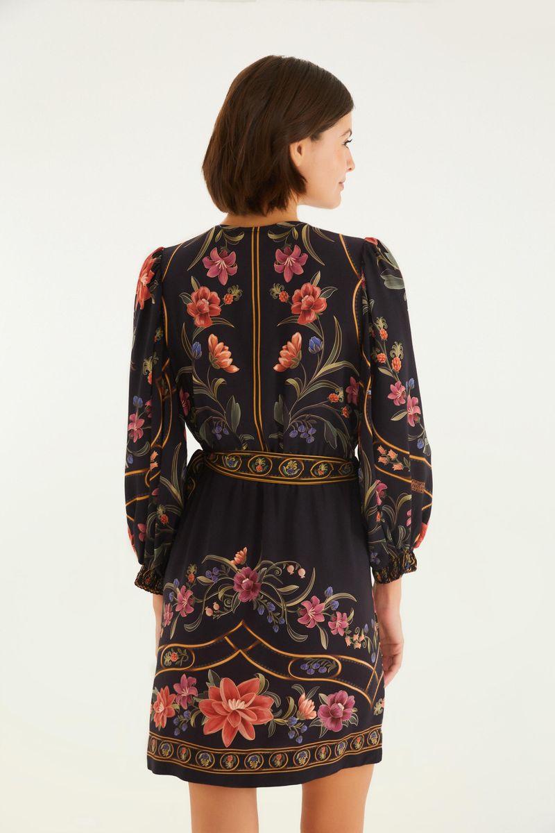 Vista posterior del vestido corto con estampado floral, destacando el diseño de la espalda.