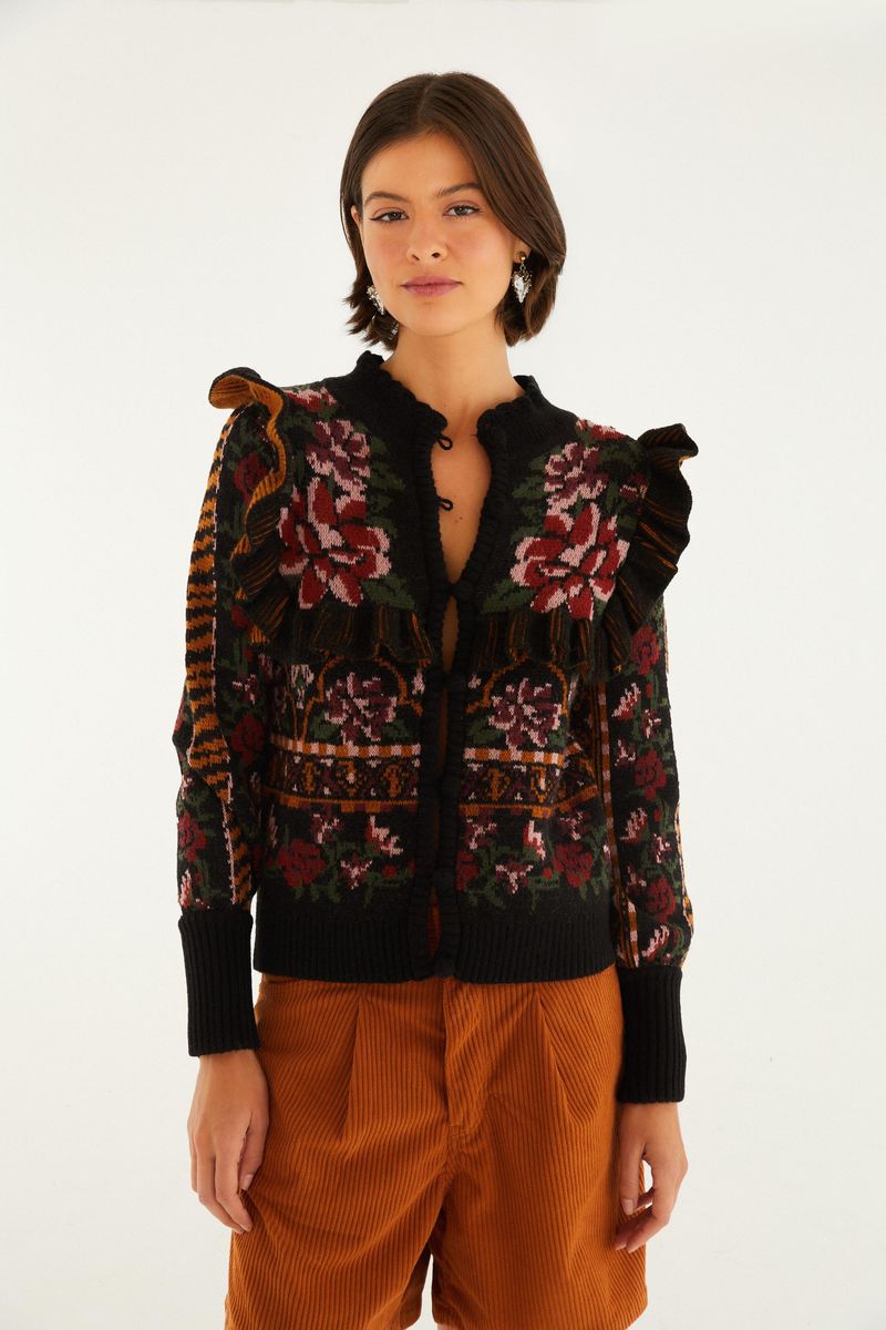Blusa de tejido artesanal con cuello alto y estampado floral ornamentado, vista frontal.