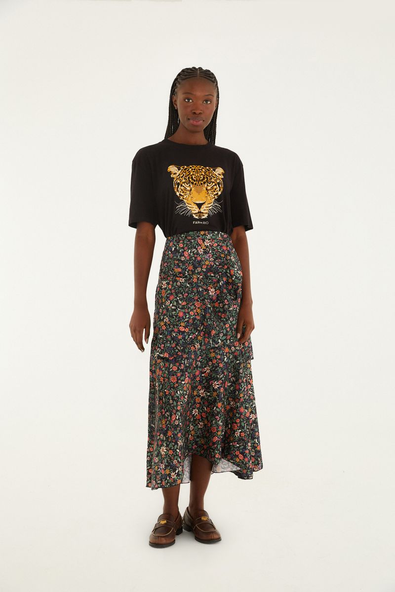 Modelo vistiendo la Saia Floral Berlín con estampado floral y camiseta negra con diseño de tigre.