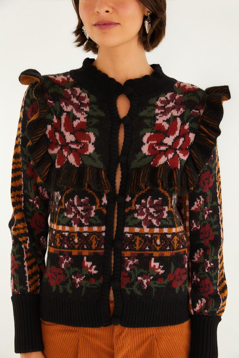 Detalle del estampado floral ornamentado en la blusa de tejido artesanal.