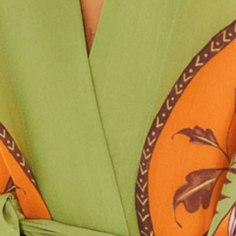 Close-up del tejido del Kimono Odara mostrando detalles del estampado botánico.