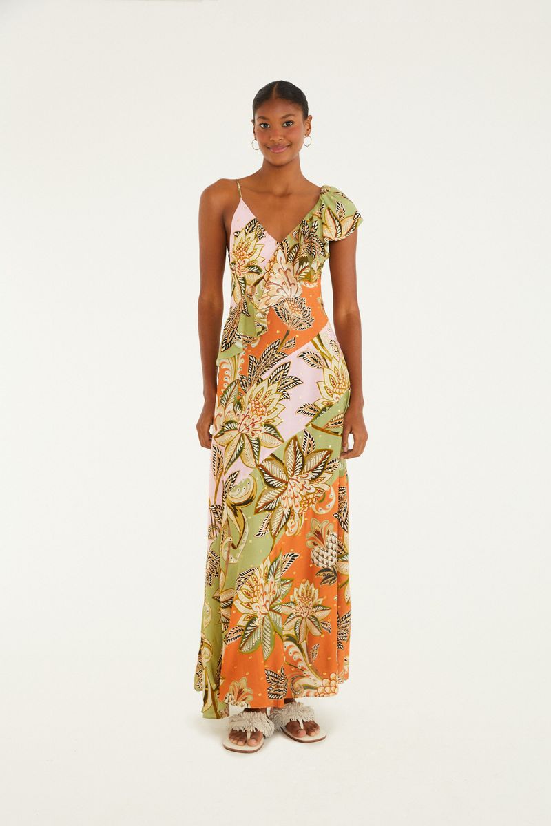 Vista trasera del vestido largo con estampado floral, destacando la caída fluida y el diseño del escote.