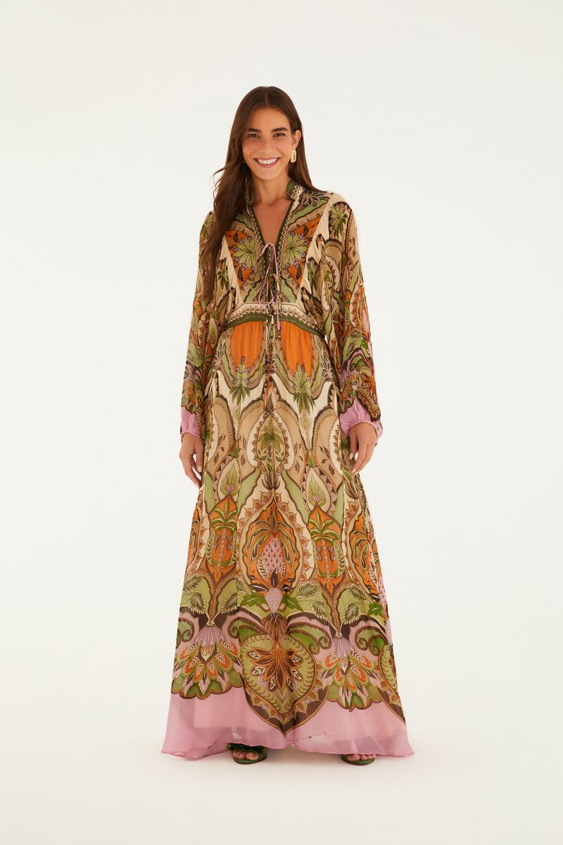 Vestido largo estampado con detalles florales y geométricos, mostrado de espalda.