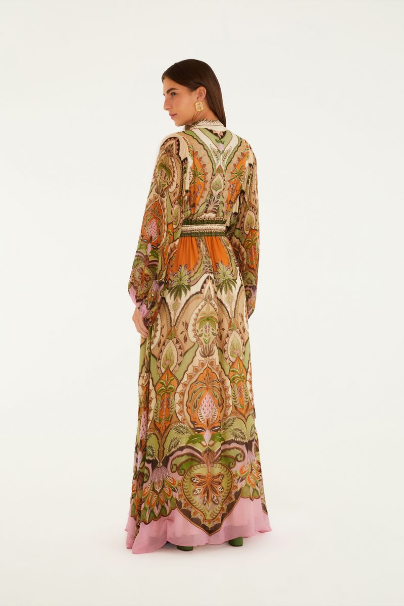 Primer plano del escote del vestido, con amarre decorativo.