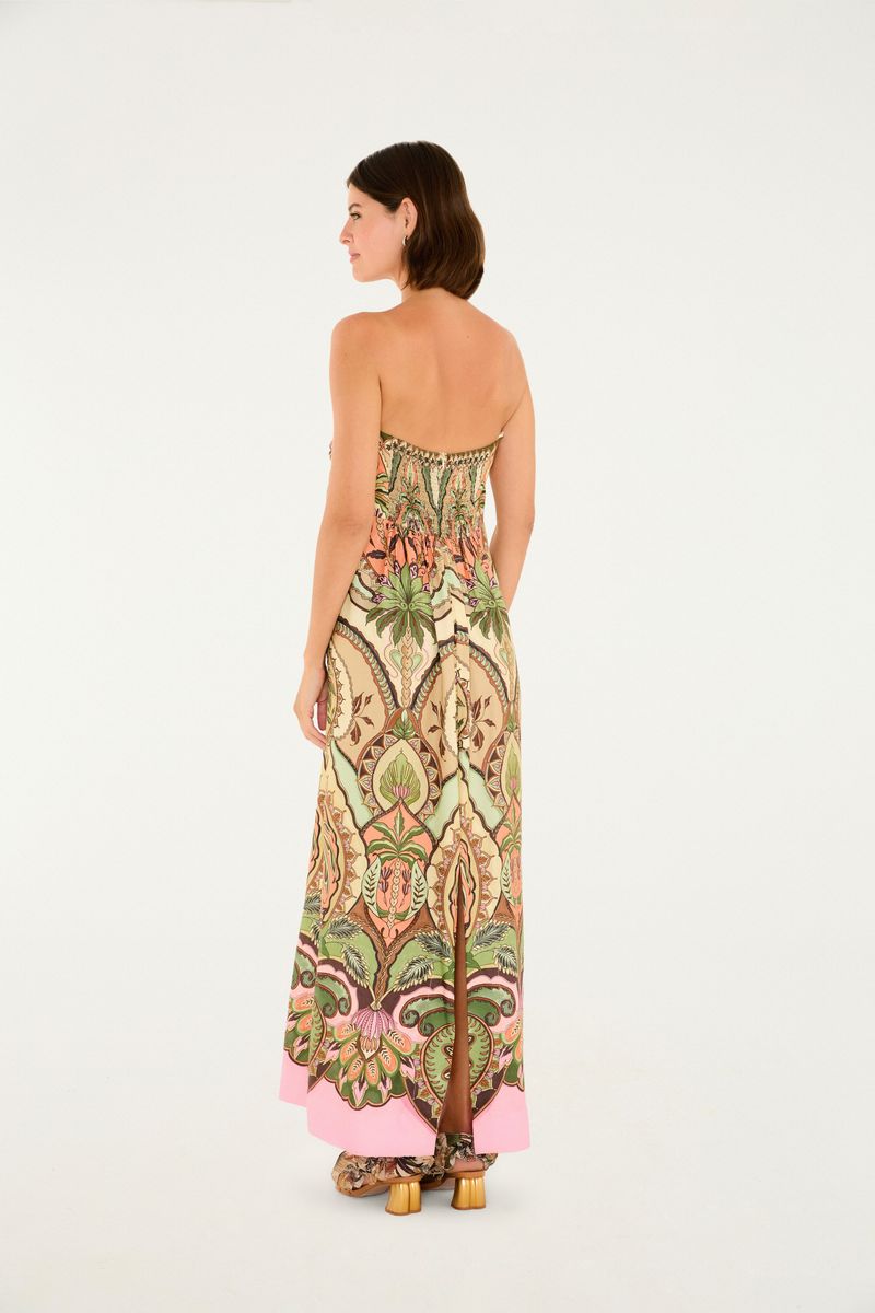 Vestido estampado con diseño floral y geométrico, longitud cropped, visto de espaldas.