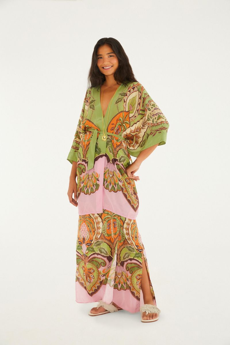 Vista lateral del Kimono Odara destacando el ajuste relajado y mangas anchas.