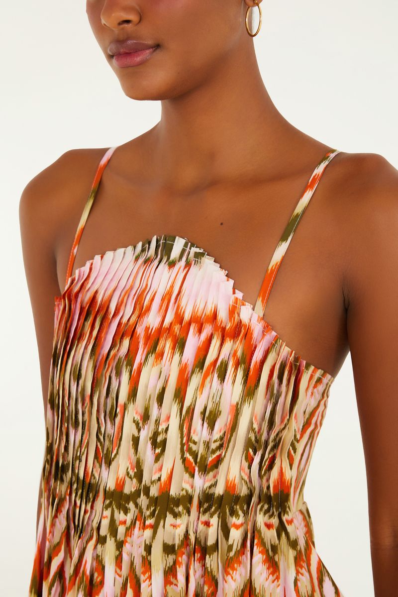 Detalle del escote del vestido, mostrando los tirantes finos y el patrón Ikat.