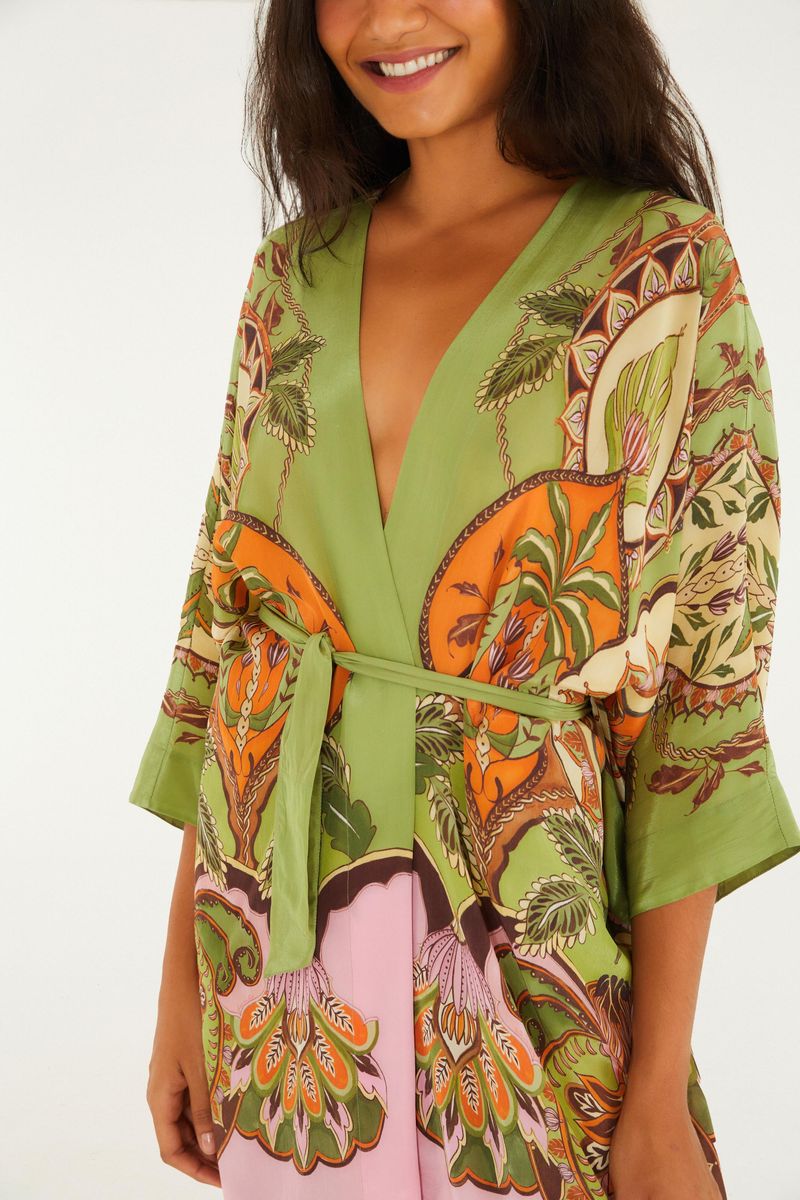 Vista trasera del Kimono Odara mostrando el estampado botánico en toda la pieza.