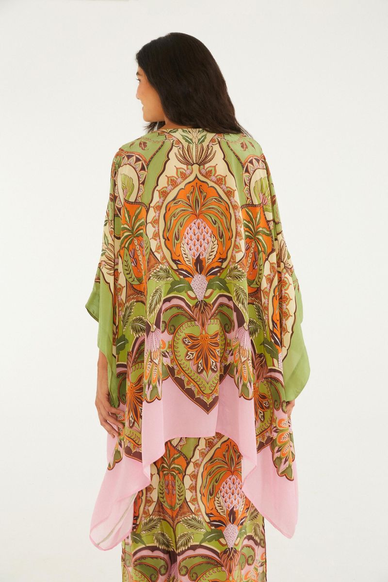Detalle del cierre atado del Kimono Odara con estampado botánico.