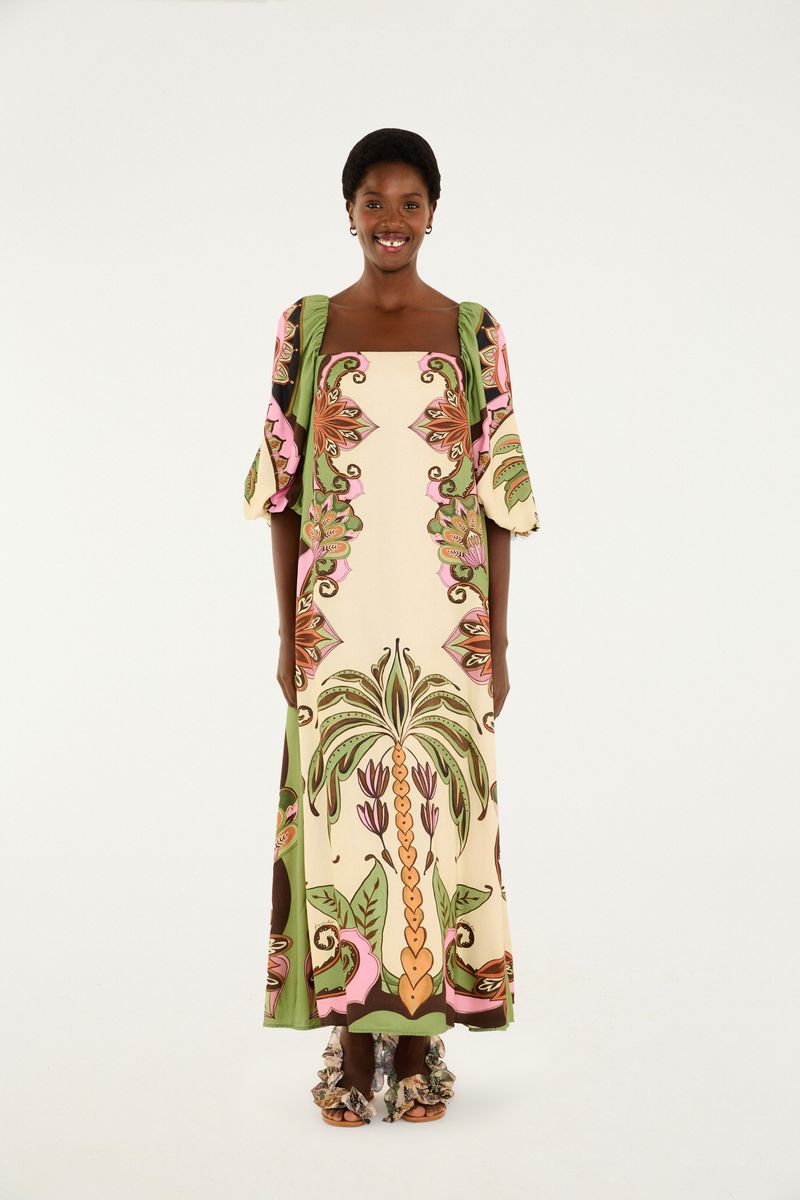Vestido largo con estampado botánico en tonos de verde, rosa y beige, visto de frente.