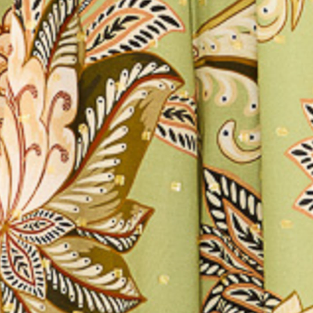 Detalle del estampado floral botánico en tonos de verde claro del macacón.