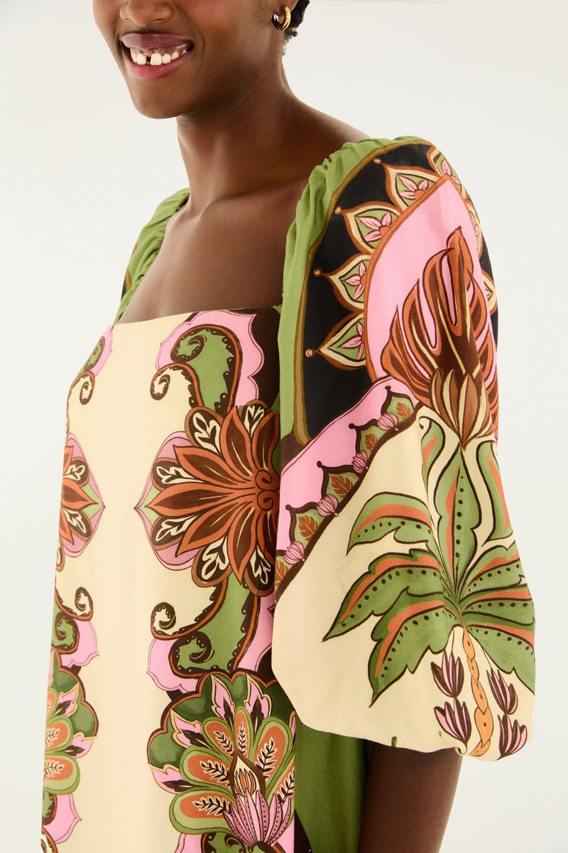 Detalle del escote cuadrado del vestido largo con estampado botánico.