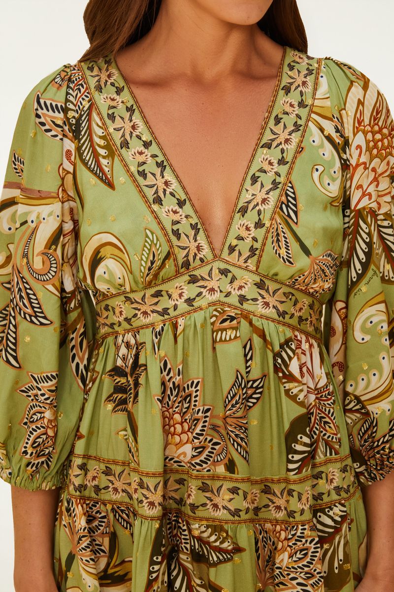 Primer plano del vestido mostrando el escote en V y el estampado floral detallado.