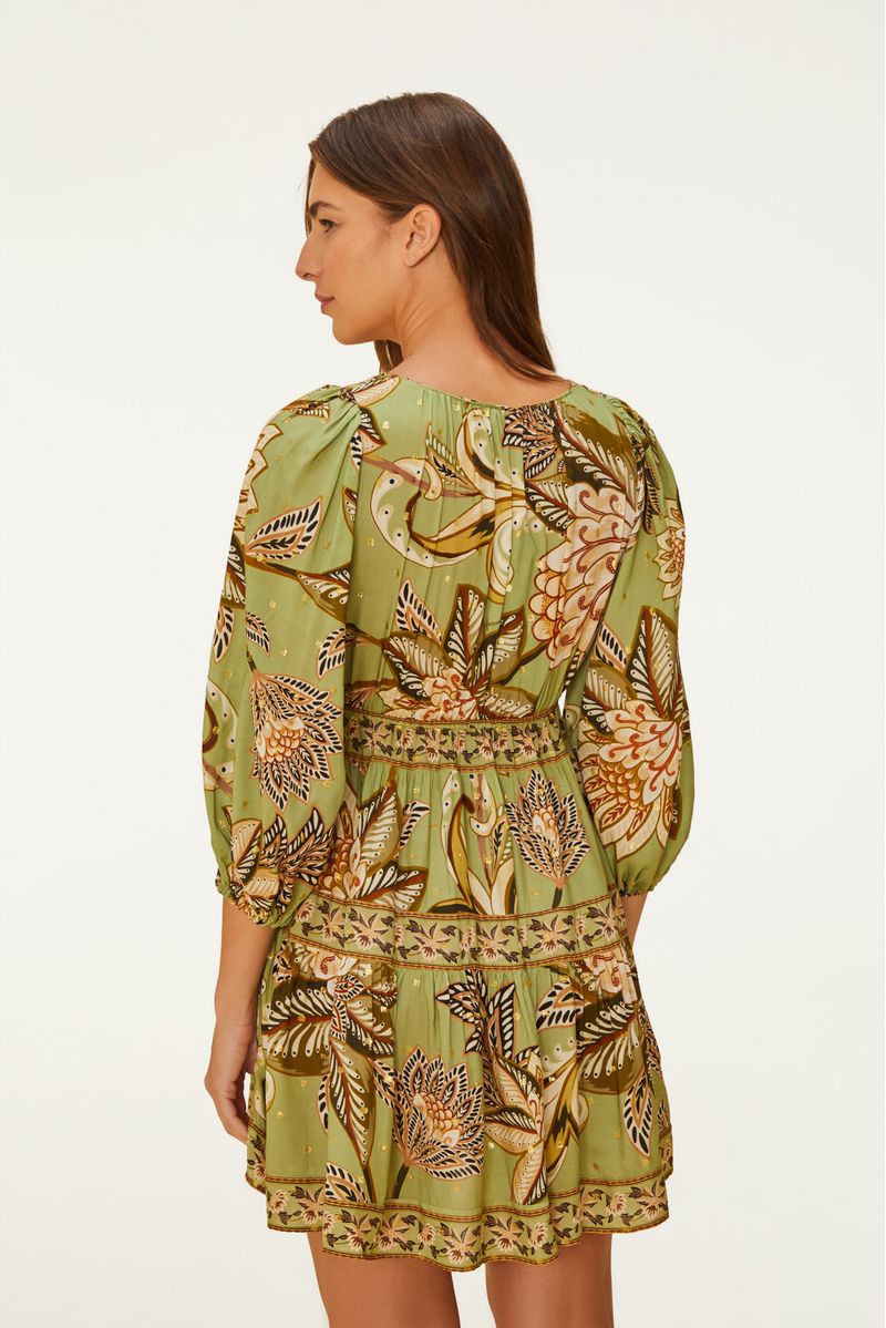 Vista trasera del vestido corto con manga floral, destacando el diseño y el estampado.