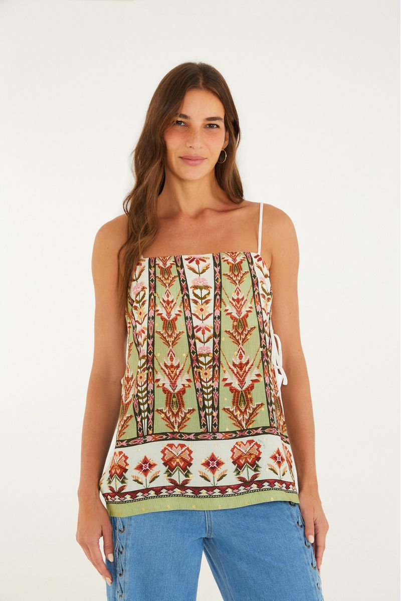 Blusa estampada con diseño de tapicería, vista frontal.