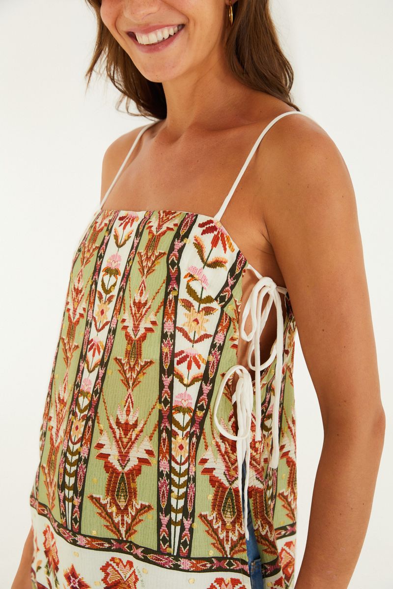 Detalle lateral de la blusa con amarraduras.