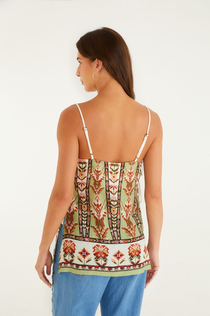 Vista trasera de la blusa estampada.