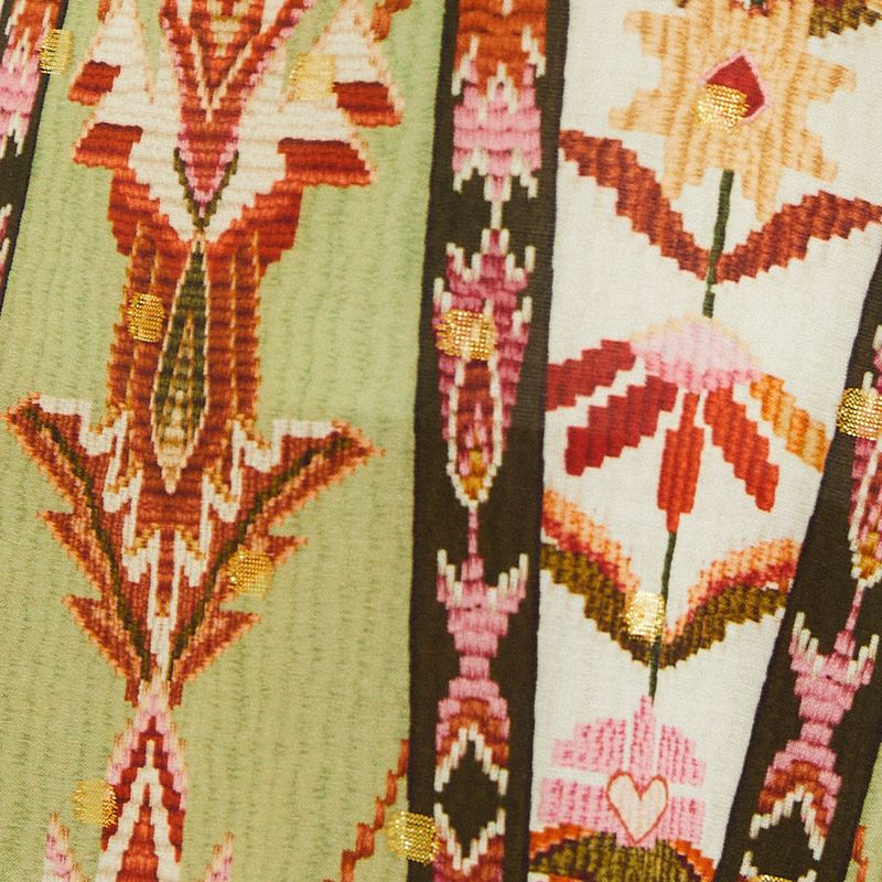 Close-up del patrón de tapicería de la blusa.