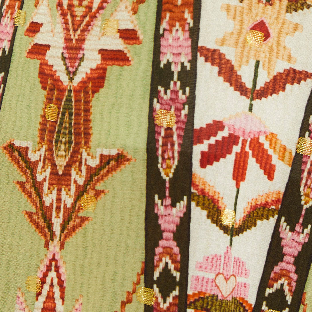 Close-up del patrón de tapicería de la blusa.