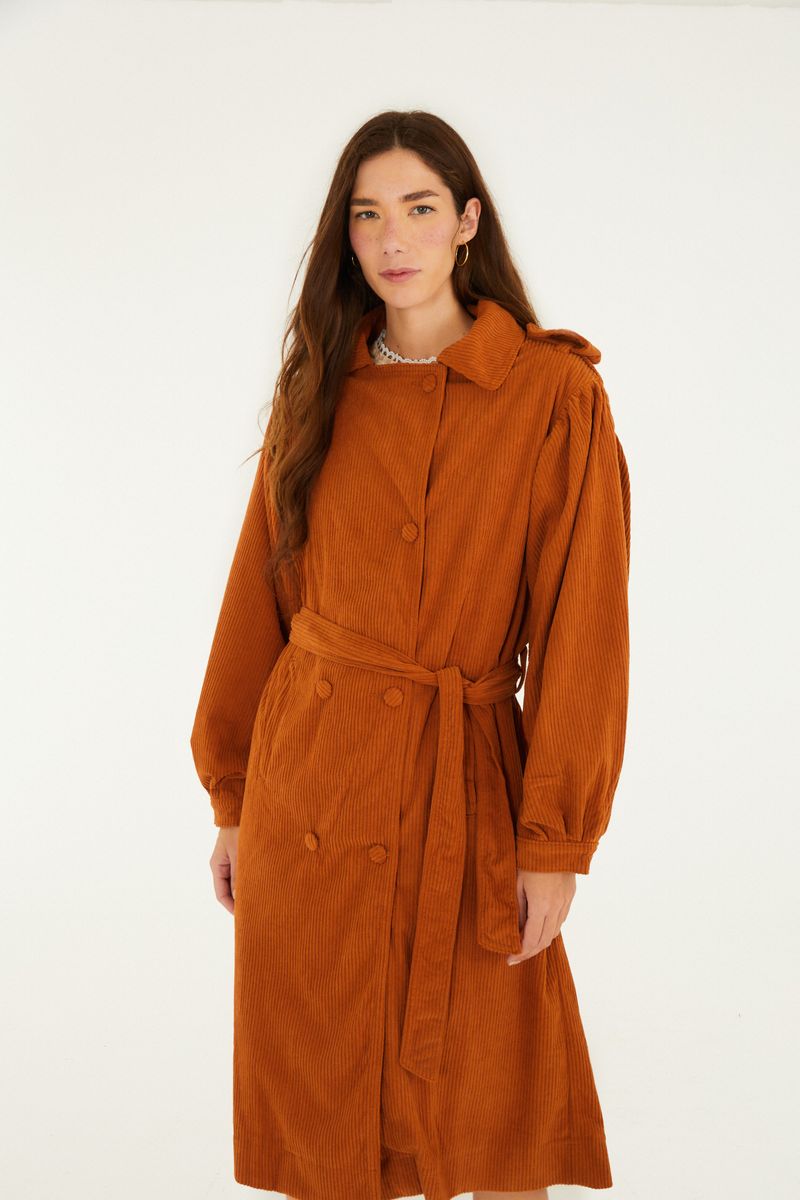 Trench coat marrón de velour corduroy, vista lateral con detalles del cuello.