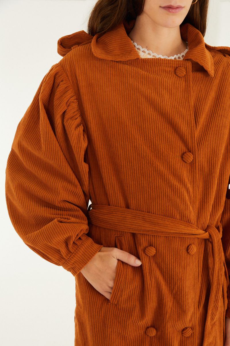 Trench coat marrón de velour corduroy, vista trasera con detalles del corte.