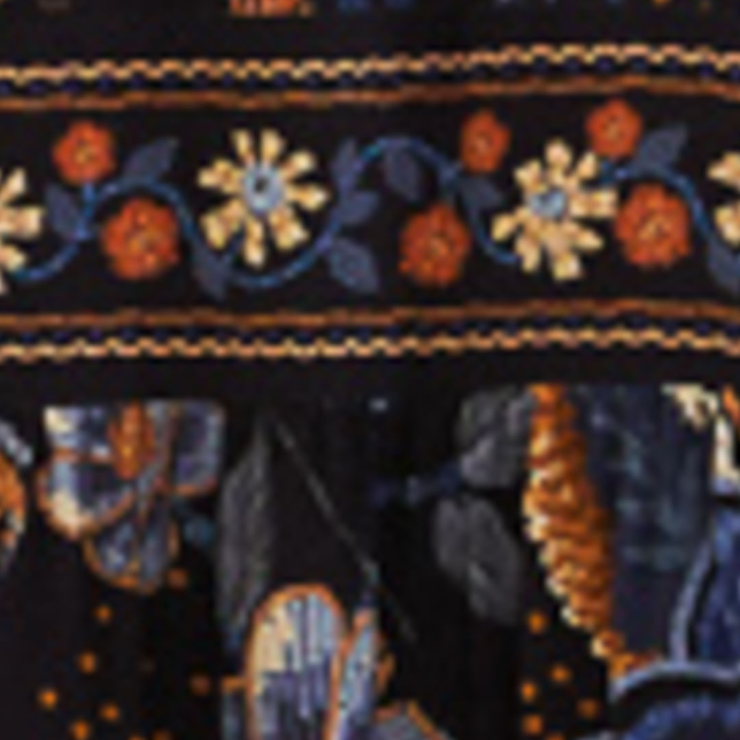 Close-up del estampado floral del vestido largo, mostrando detalles en azul y naranja.