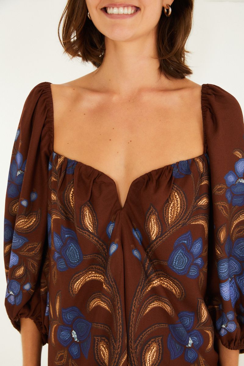 Detalle del escote cuadrado y el estampado floral del vestido.