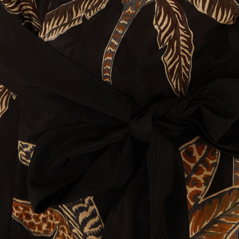 Close-up del estampado botánico del Kimono Talamanca en tonos marrón.