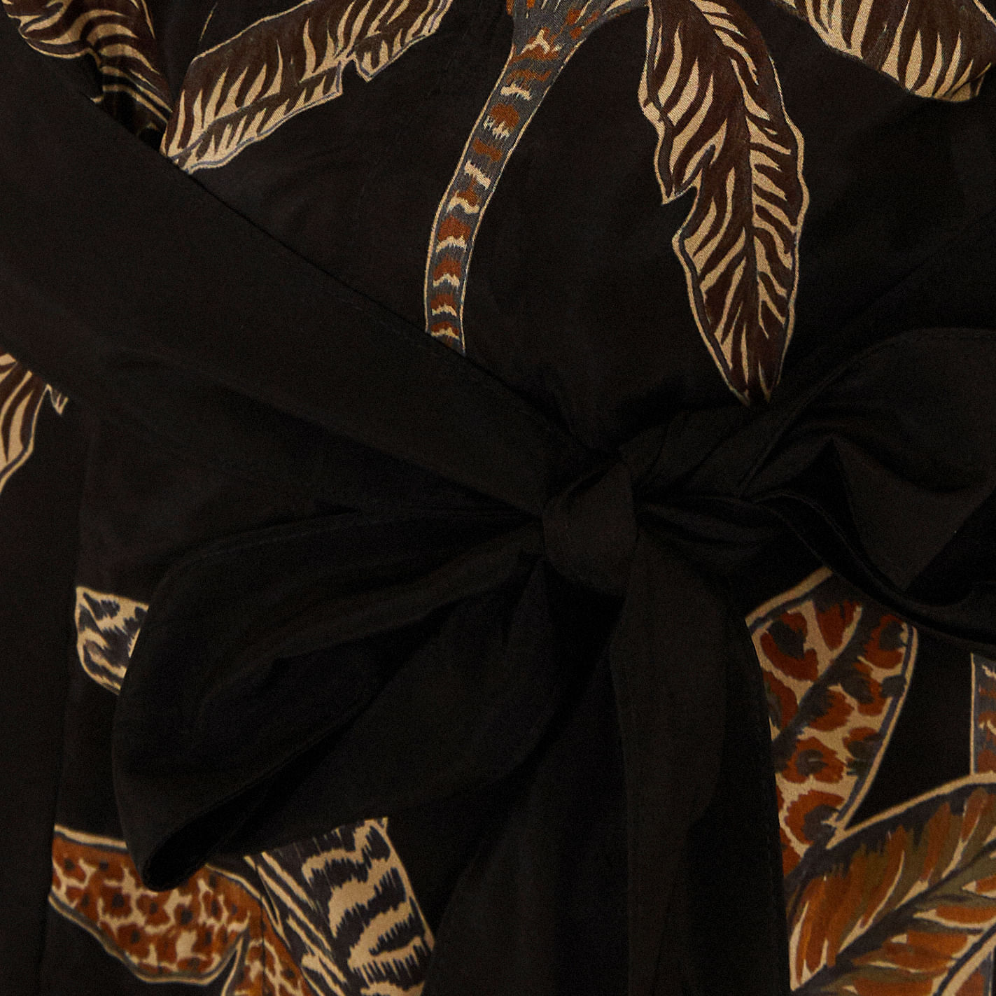 Close-up del estampado botánico del Kimono Talamanca en tonos marrón.