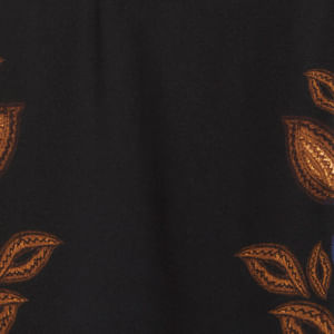 Primer plano del estampado floral del vestido, mostrando detalles de las flores y hojas.