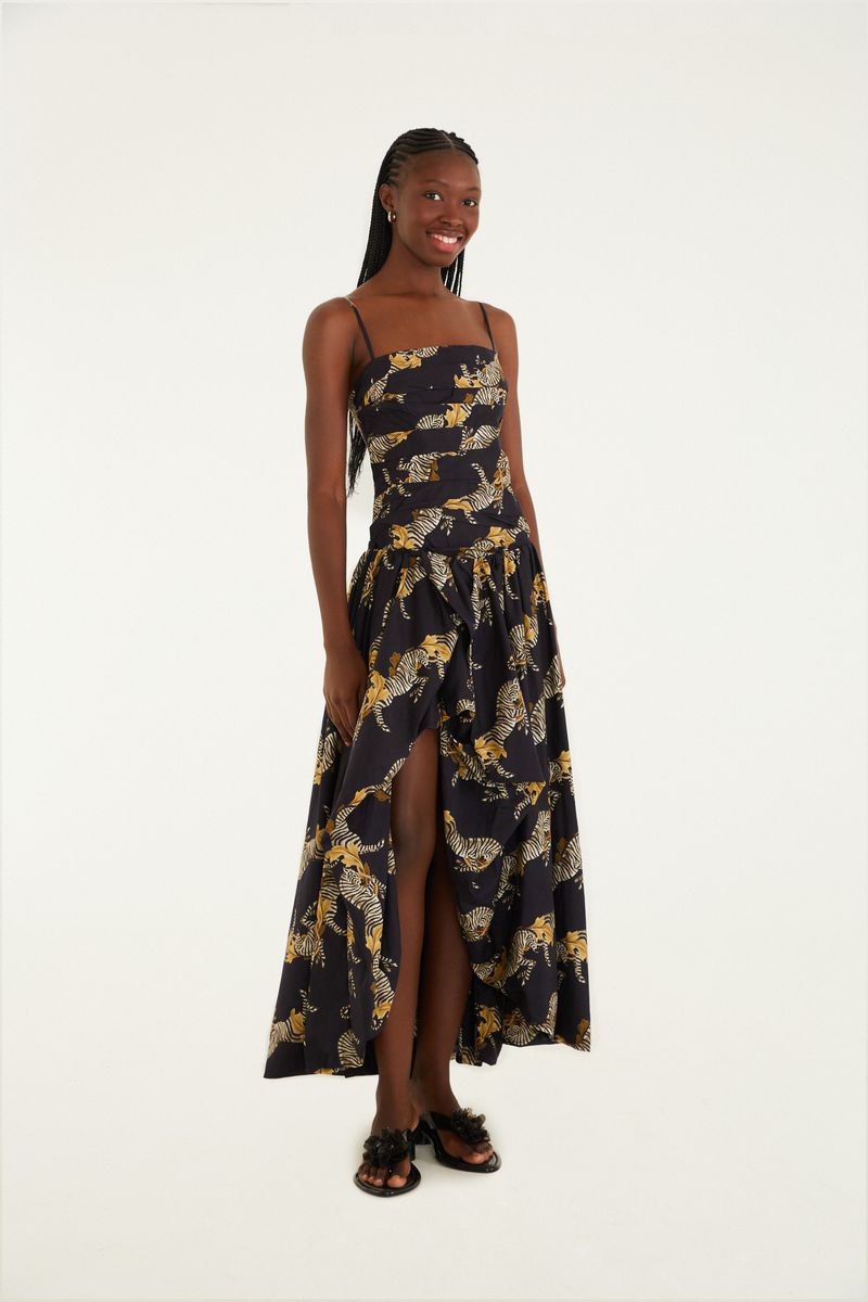 Vestido largo con estampado de cebra sobre fondo negro, tirantes finos y escote recto.