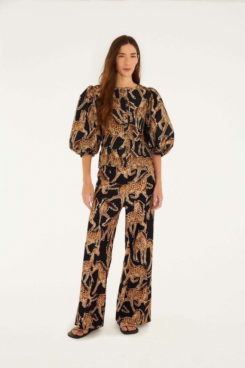 Imagen de un pantalón de sudadera con estampado de animales, vista frontal.