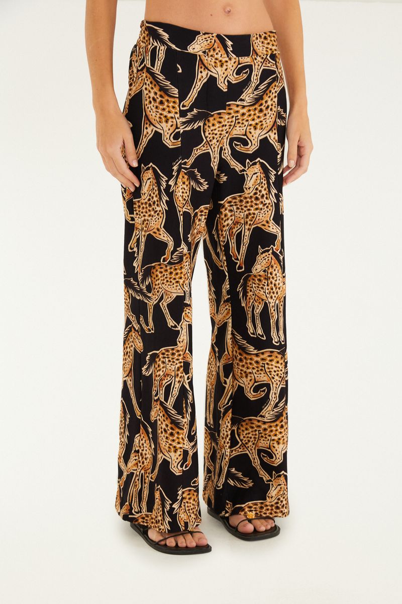 Imagen de un pantalón de sudadera con estampado de animales, vista lateral.