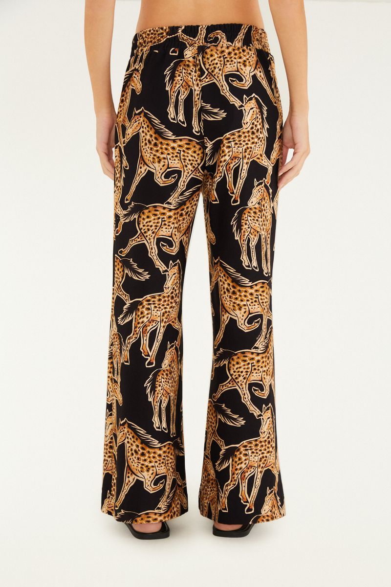 Imagen de un pantalón de sudadera con estampado de animales, vista trasera.