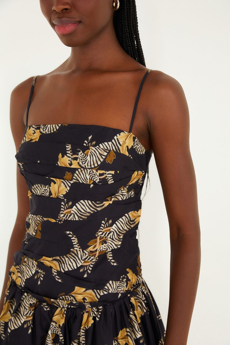 Detalle del corsé del vestido con estampado de cebra, destacando el ajuste y el patrón.