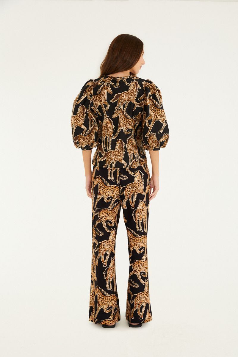 Imagen de un pantalón de sudadera con estampado de animales, detalle del estampado.