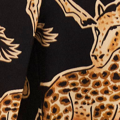 Imagen de un pantalón de sudadera con estampado de animales, vista completa con blusa combinada.