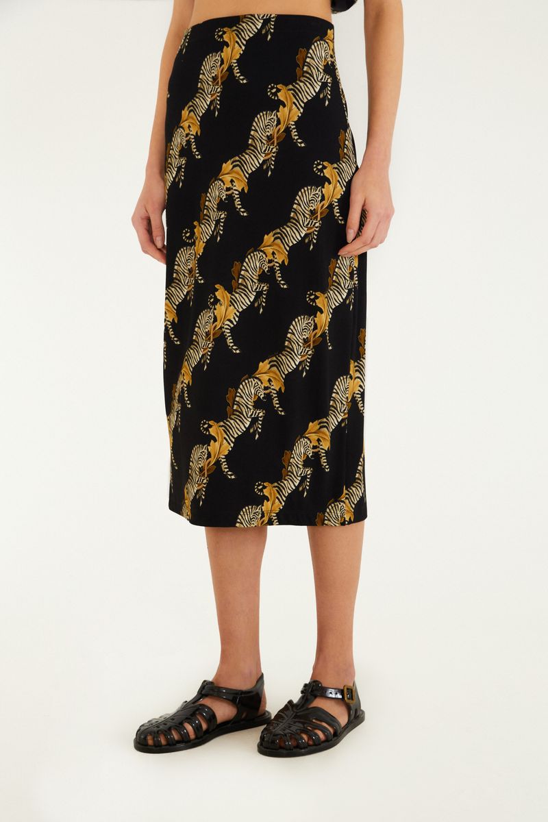Detalle de la cintura alta de la falda midi con estampado de cebra.