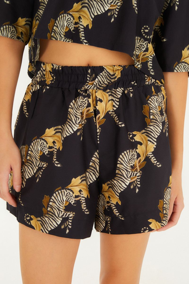 Primer plano del short estampado con tema de cebra, mostrando detalles de la cintura y estampado.